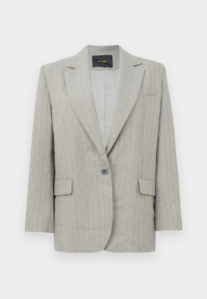 Blazer grigio a righe con un design strutturato, chiusura con un solo bottone e una tasca sul petto. Il tessuto presenta una texture sottile con un leggero luccichio.