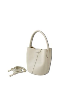 Sac seau en cuir beige avec une surface texturée, une courte poignée et une bandoulière amovible. Doté d'un rabat et de quincaillerie dorée.