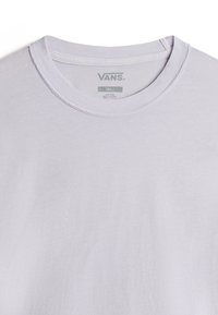 Lyslilla bomuld t-shirt med rund halsudskæring, korte ærmer og et mærke med "VANS" og størrelsesmærket "SMALL". Glat tekstur.