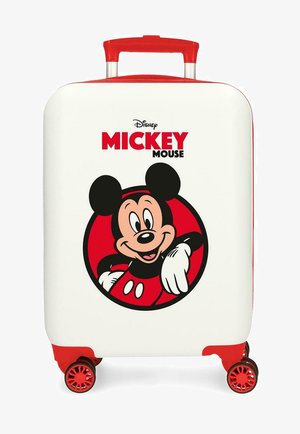 Maleta blanca y roja con asa y ruedas rojas, con la imagen sonriente de Mickey Mouse dentro de un círculo rojo y el texto "Mickey Mouse" arriba.
