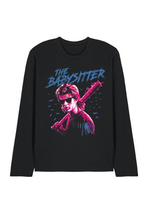 Schwarzes Langarmshirt mit Grafik einer Person mit Sonnenbrille, die einen stacheligen Knüppel hält, und blauem Text "THE BABYSITTER".