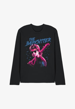 Schwarzes Langarmshirt mit Grafik einer Person mit Sonnenbrille, die einen stacheligen Knüppel hält, und blauem Text "THE BABYSITTER".