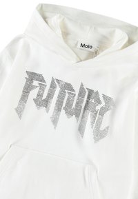 Sweatshirt à capuche blanc avec une poche frontale, présentant un graphique "FUTURE" en argent orné de diamants, écrit en grosses lettres angulaires.