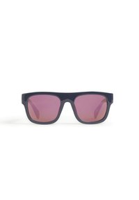 Occhiali da sole neri rettangolari con lenti a gradiente rosa e finitura lucida. Presentano montature spesse e aste diritte. Senza loghi visibili.