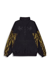 Chaqueta negra de pullover con collar alto, que presenta mangas en tonos verdes y marrones con patrones, dragones bordados y un bolsillo frontal tipo pouch.