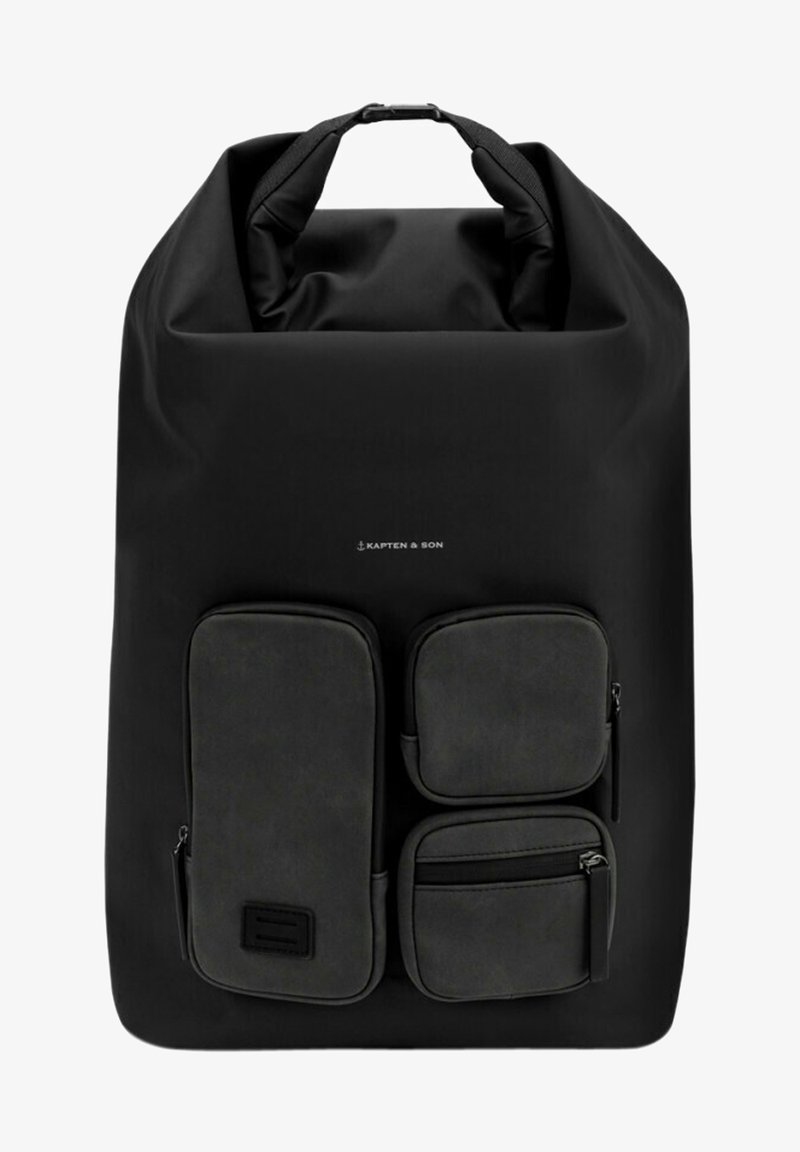 Czarny wodoodporny plecak z rolowanym topem, wyposażony w trzy zewnętrzne kieszenie zapinane na zamek błyskawiczny i gładką matową teksturę.