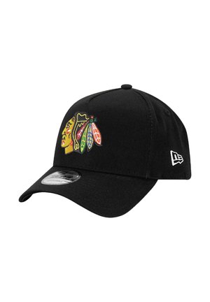 Schwarze Baseballmütze mit gesticktem Logo, das ein Gesicht eines Ureinwohners und farbenfrohe Federakzente zeigt. Hergestellt aus Baumwolle, robustes Design, gebogener Schirm.