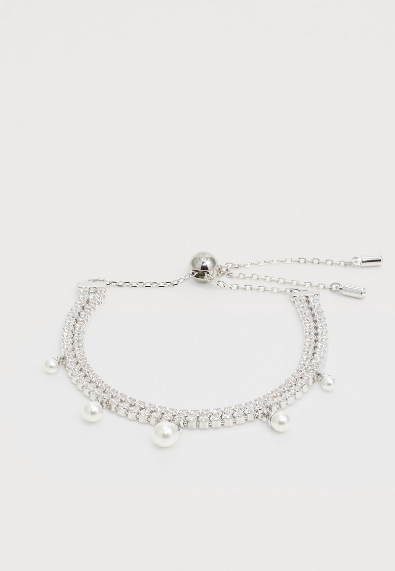 Bracelet réglable en argent avec deux rangées de petits cristaux et cinq perles blanches pendantes, espacées uniformément, sur un fond blanc.