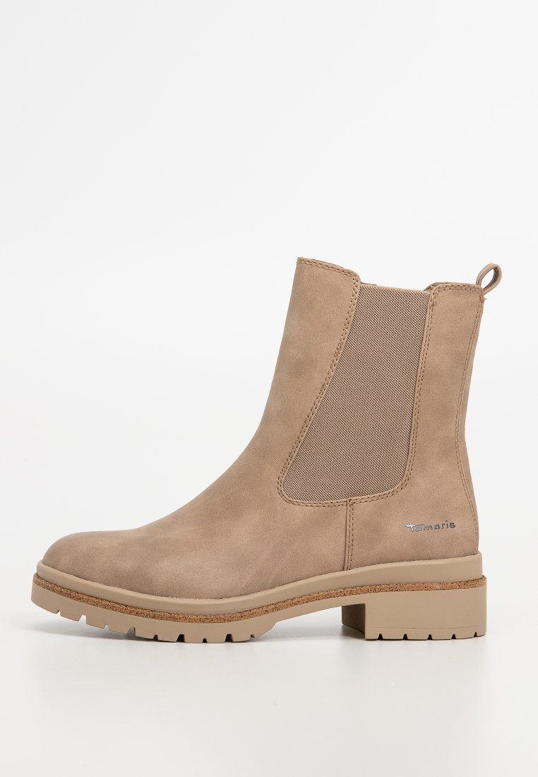 Beige Knöchelboot mit elastischem seitlichem Einsatz, glattem synthetischen Obermaterial, Gummisohle und einer letzten Zuglasche. Merkmale sind ein niedriger Absatz und strukturierte Akzente.