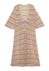 Kimono de frente abierto con un patrón tejido multicolor en rosa, naranja y crema. Presenta mangas cortas y un lazo decorativo con borlas.