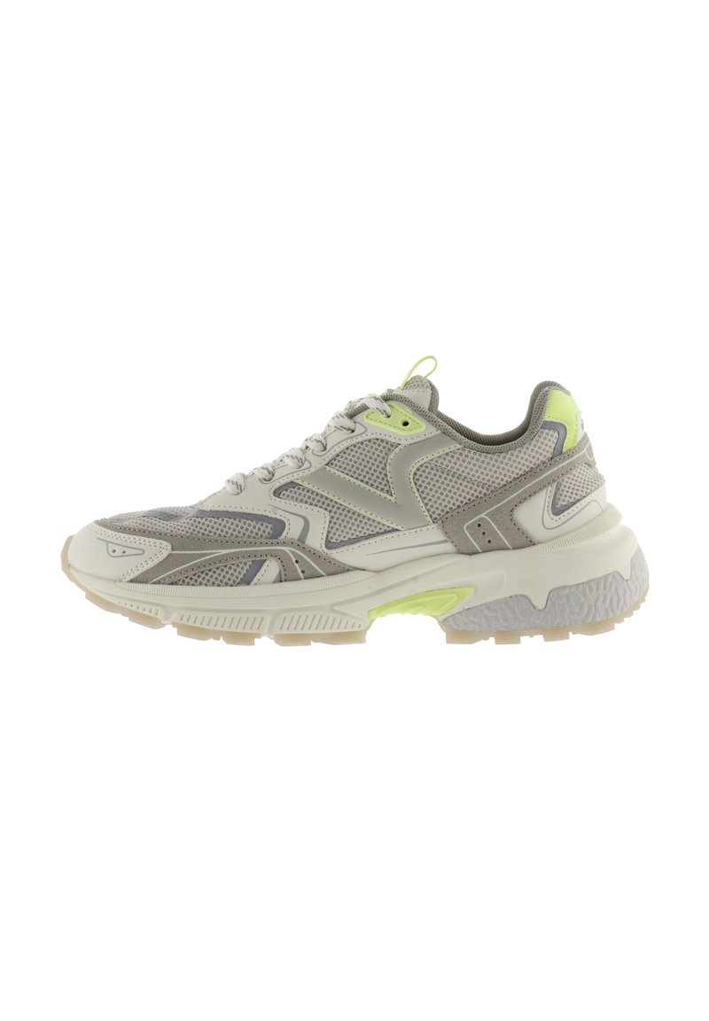 Zapatillas de malla grises con acentos en verde claro, diseño de punta redonda, suela texturizada y cuello acolchado. Presenta un sistema de cordones y costuras contrastantes.