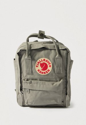 Grå Fjällräven Kånken-ryggsekk med en rund rød logo, polstrede håndtak, frontlomme med glidelås og slitesterkt stoff. Kompakt rektangulær form.