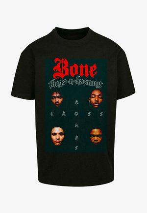 Musta musta t-paita, jossa on graafinen painatus. Suunnittelu esittää neljä kasvoja vihreän taustan päällä, ja punaisessa tekstissä lukee "Bone thugs-n-harmony" ja "CROSS ROADS."