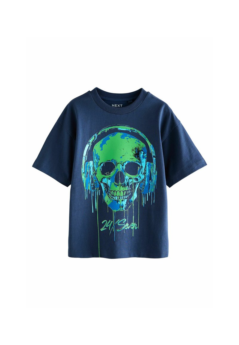 Merineelasest puuvillane T-särk, millel on roheline ja sinine koljuga graafika, millel on kõrvaklapid, ning värvivedelikuga detailid ja tekst "24Saver".