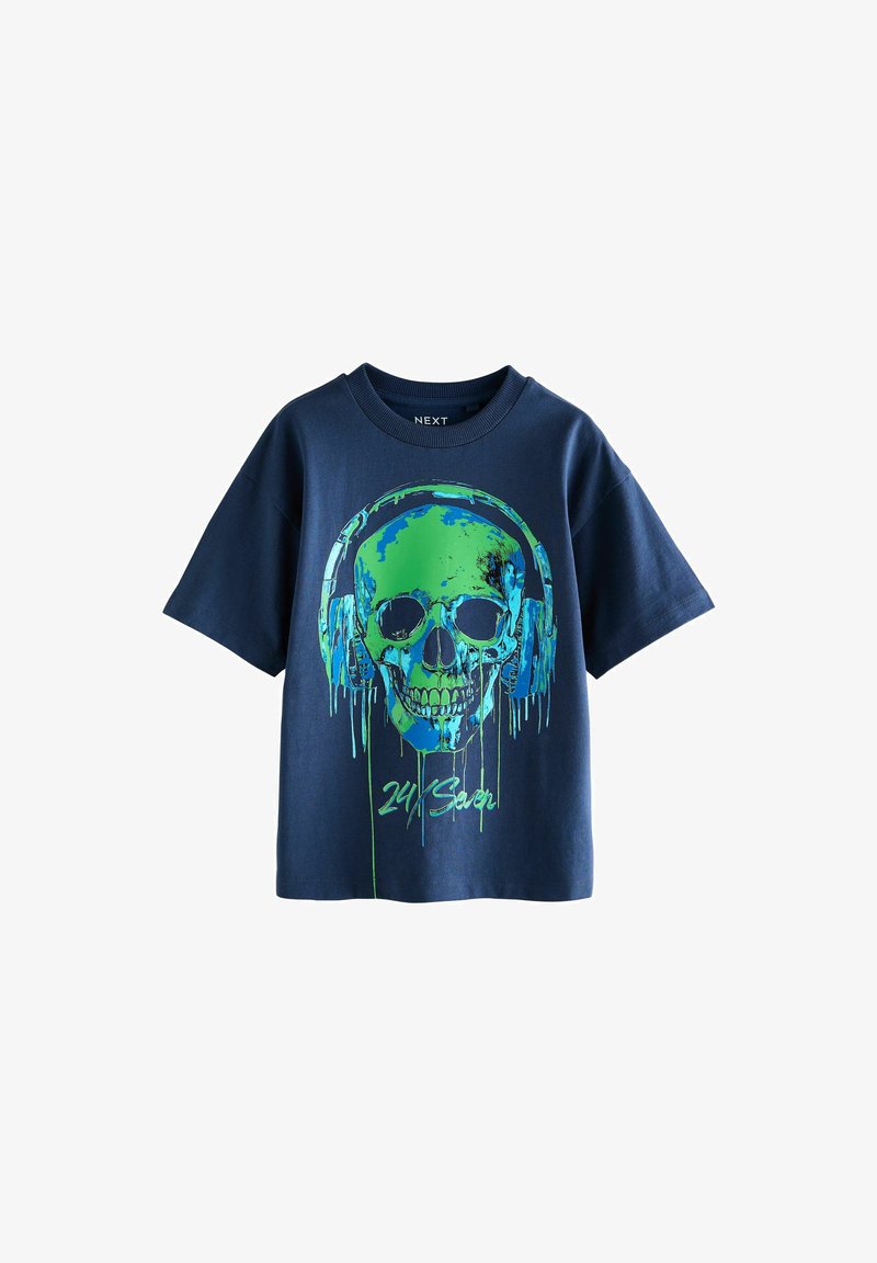 Merineelasest puuvillane T-särk, millel on roheline ja sinine koljuga graafika, millel on kõrvaklapid, ning värvivedelikuga detailid ja tekst "24Saver".