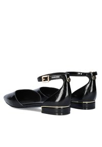 Bailarinas de charol negro con correas al tobillo, tacones bajos y detalles en oro. Presentan un diseño elegante con punta afilada y lados recortados.