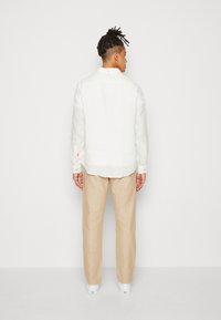 Scotch & Soda SHIRT WITH SLEEVE ROLL-UP - Camisa - white