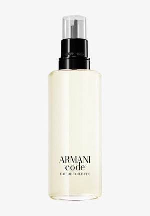Przezroczysta butelka z rozpylaczem z bladożółtym płynem, czarną pompką, oznaczona napisem "ARMANI code EAU DE TOILETTE" na białym tle.