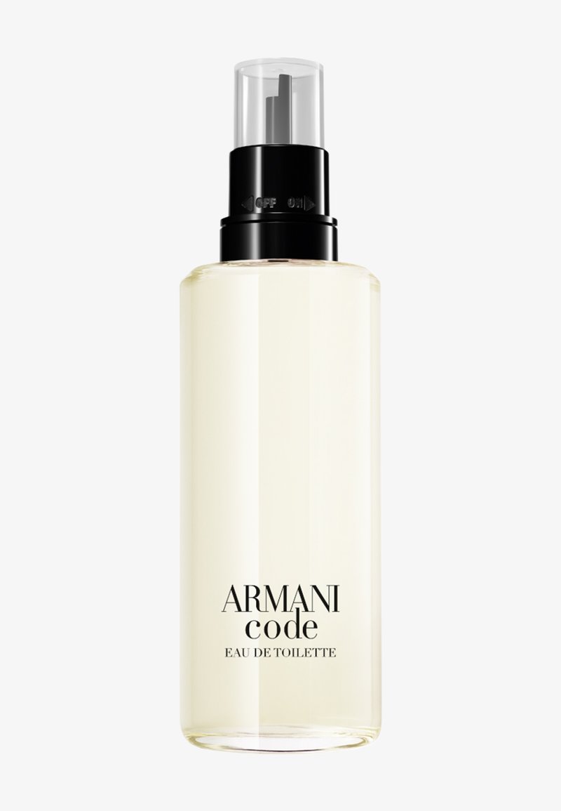 Transparent sprayflaske med lys gul væske, sort pumpe, mærket "ARMANI code EAU DE TOILETTE" på hvid baggrund.