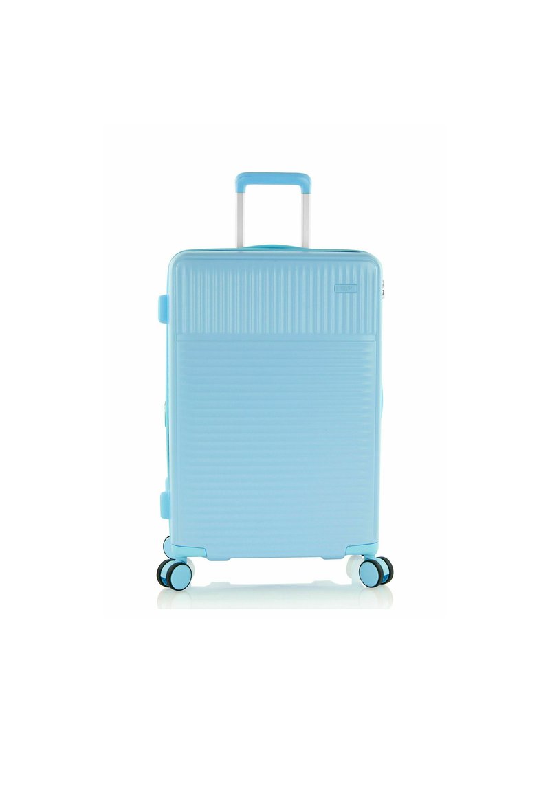 Valigia rigida blu chiaro con righe verticali, manico telescopico argento e 4 ruote multidirezionali, con dettagli neri.