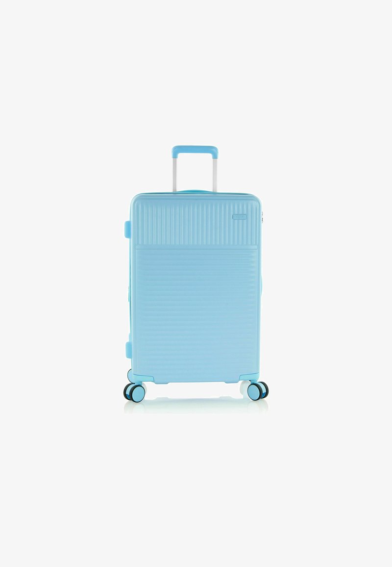 Valigia rigida blu chiaro con righe verticali, manico telescopico argento e 4 ruote multidirezionali, con dettagli neri.