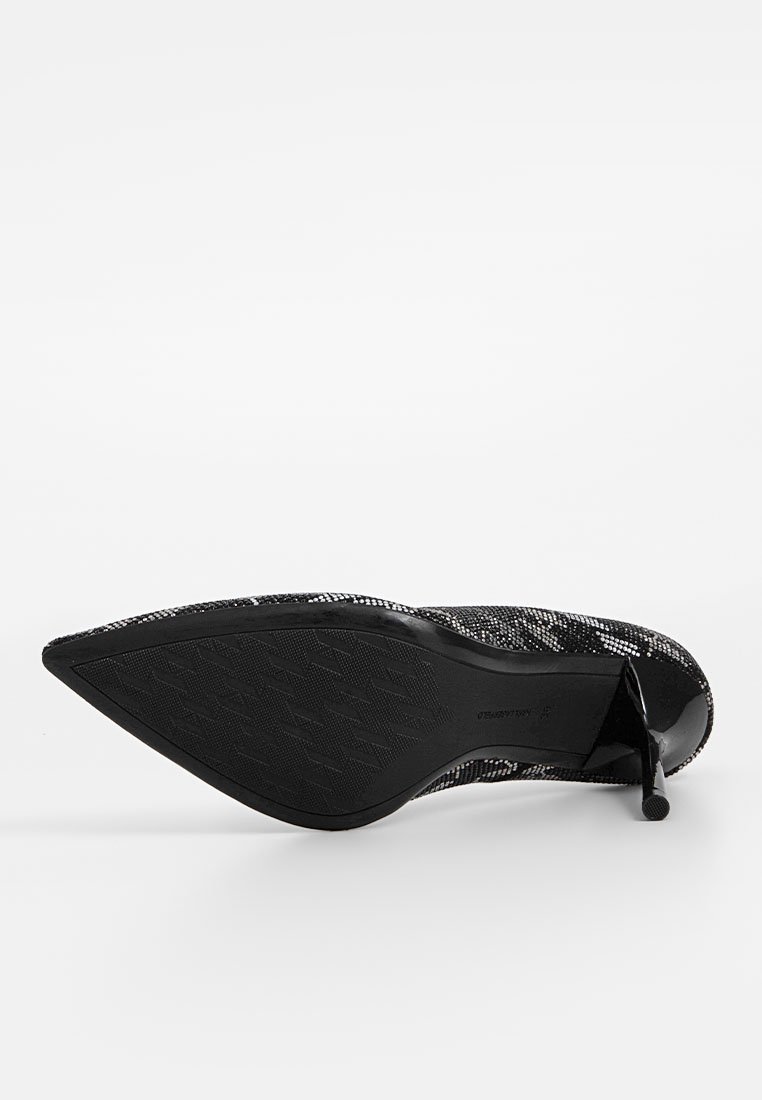 Escarpin noir et blanc à bout pointu avec un motif de peau de serpent texturé, présentant un talon brillant noir et une semelle en caoutchouc avec des détails de traction.