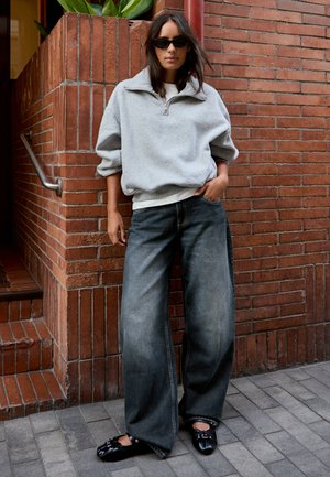 Bershka, LOW-RISE BARREL - JEANS - Wide Leg - blue denim
