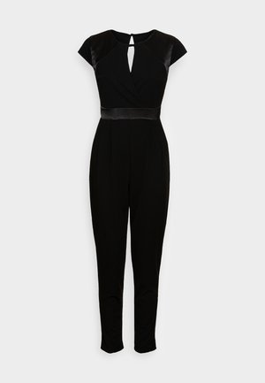 Mono negro con mangas de capucha, escote de llave, acentos de satén en el busto y la cintura, diseño de pierna ajustada y detalles plisados en la parte delantera.