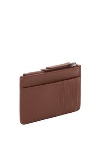 Brązowy skórzany portfel z zamkiem błyskawicznym na górze, wyposażony w wiele miejsc na karty po jednej stronie i gładką fakturę. Kompaktowy i prostokątny kształt.