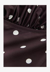 Ausgewählt, chocolate brown cream spot