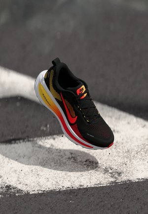 VOMERO 18 - Zapatillas running asfalto - black/bright crimson/light crimson/topaz gold-coloured/white/team red