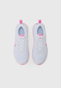 Vita atletiska skor med ett nätövre, rosa detaljer och snörning. Innehåller en vadderad krage och logotyp på tungan.