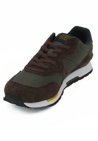 Sneaker da uomo con tomaia in suede marrone scuro e rete verde, caratterizzato da una intersuola bianca e una suola nera, con lacci frontali e colletto imbottito.