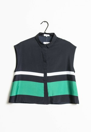 Czarna koszula bez rękawów z kołnierzykiem, ozdobiona białymi i zielonymi poziomymi paskami, zawieszona na czarnym wieszaku na białym tle.