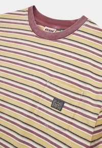 Gestreiftes T-Shirt in den Farben Gelb, Kastanienbraun und Blau. Baumwollmaterial mit rundem Halsausschnitt und einer Brusttasche mit einem Logopatch.
