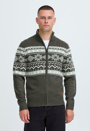 Cárdigan verde de punto con cierre de cremallera, que presenta un diseño estampado en blanco y verde oscuro, y puños y dobladillo acanalados.