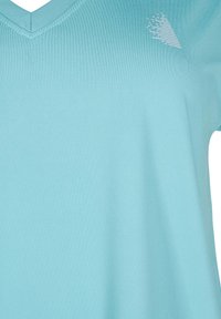 Vaaleansininen V-päänti paidan t-paita, joka on valmistettu sileästä ja hengittävästä kankaasta. Vasemmalla puolella on hienovarainen valkoinen geometrinen kuvio.