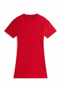 Rotes Baumwoll-T-Shirt mit kurzen Ärmeln, Rundhalsausschnitt und kleinem Emblem auf der linken Brust. Glatte Textur, normale Passform.