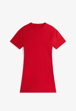 Camiseta de algodón roja con mangas cortas, cuello redondo y un pequeño emblema en el pecho izquierdo. Textura lisa, ajuste estándar.