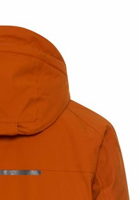 Pomarańczowa kurtka z kapturem, o gładkiej fakturze materiału i odblaskowym pasku na plecach dla lepszej widoczności.