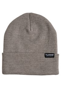 Szara, dziergana czapka beanie z podwiniętym mankietem, z czarną metką "hummel sportswear" po boku. Miękki, teksturowany materiał.
