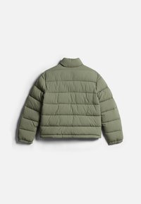 Giacca puffer verde oliva con un design corto, motivo a righe orizzontali, collo rialzato e polsini elasticizzati per una vestibilità aderente.
