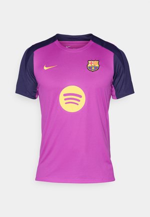 Lila Footballtrikot mit kurzen Ärmeln aus leichtem, atmungsaktivem Material. Gelbes Spotify-Logo auf der Vorderseite. Marineblaue Akzente an den Schultern.