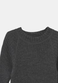 Dunkelgrauer Strickpullover mit strukturiertem Rippdesign, Rundhalsausschnitt und Raglanärmeln, mit einem weichen, gemütlichen Aussehen.