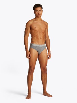 Slip in cotone grigio con design aderente, caratterizzati da un cinturino a contrasto. Il tessuto ha una texture liscia e dettagli minimi.