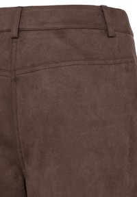 Pantalon en daim brun foncé vu de dos, avec passants pour ceinture et détails de couture visibles près de la taille.