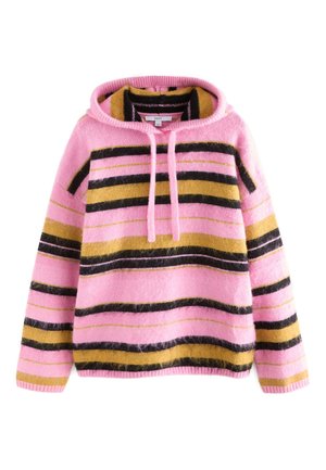 Maglione con cappuccio rosa peloso con strisce orizzontali giallo senape e nere e coulisse sul cappuccio, mostrato su sfondo bianco.