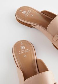 Next FOREVER COMFORT REGULAR FIT - Slip-on sandaler - nude