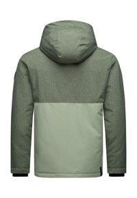 Zelena vodoodporna jakna z teksturiranim zgornjim delom, enotnim svetlejšim zelenim spodnjim delom in kapuco. Ima elastične manšete in minimalne dodatke.