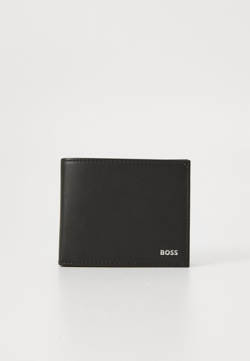 Portafoglio in pelle nera con texture liscia, design bi-fold e cuciture visibili. Presenta un logo "BOSS" in argento sul fronte.